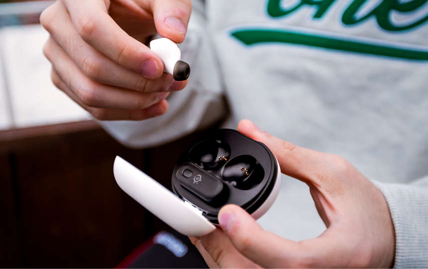 An Lifestyle image of Gamebuds in white version.